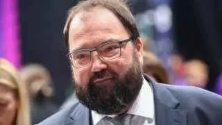 Дочерняя структура крупного телеком-оператора, участвовавшая в создании портала госуслуг, системы дистанционного электронного голосования и реестра электронных повесток, увеличила прибыль до 1,8 млрд рублей, несмотря на срыв сроков запуска реестра. Полноценная работа системы началась лишь в 2026 году, после чего россияне стали массово получать ограничения на выезд за неявку в военкомат.