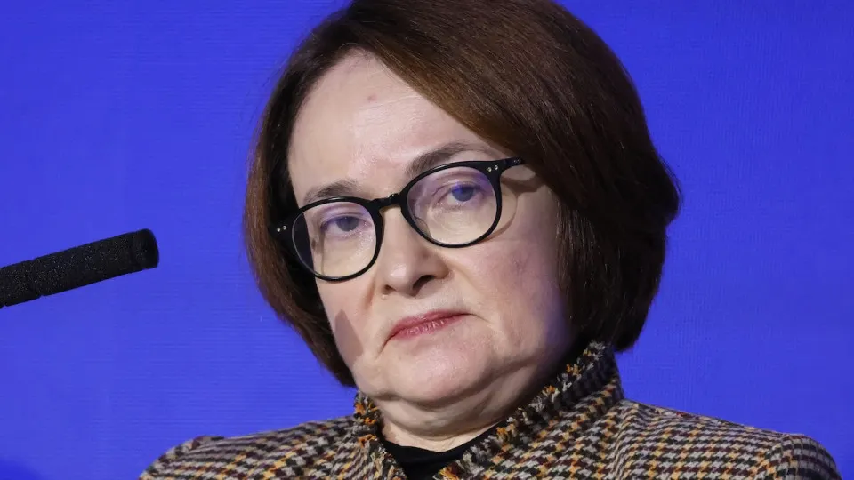Глава Центробанка предупреждает о серьёзном сокращении кадрового резерва: дефицит рабочей силы уже отражается на экономике и разных отраслях.