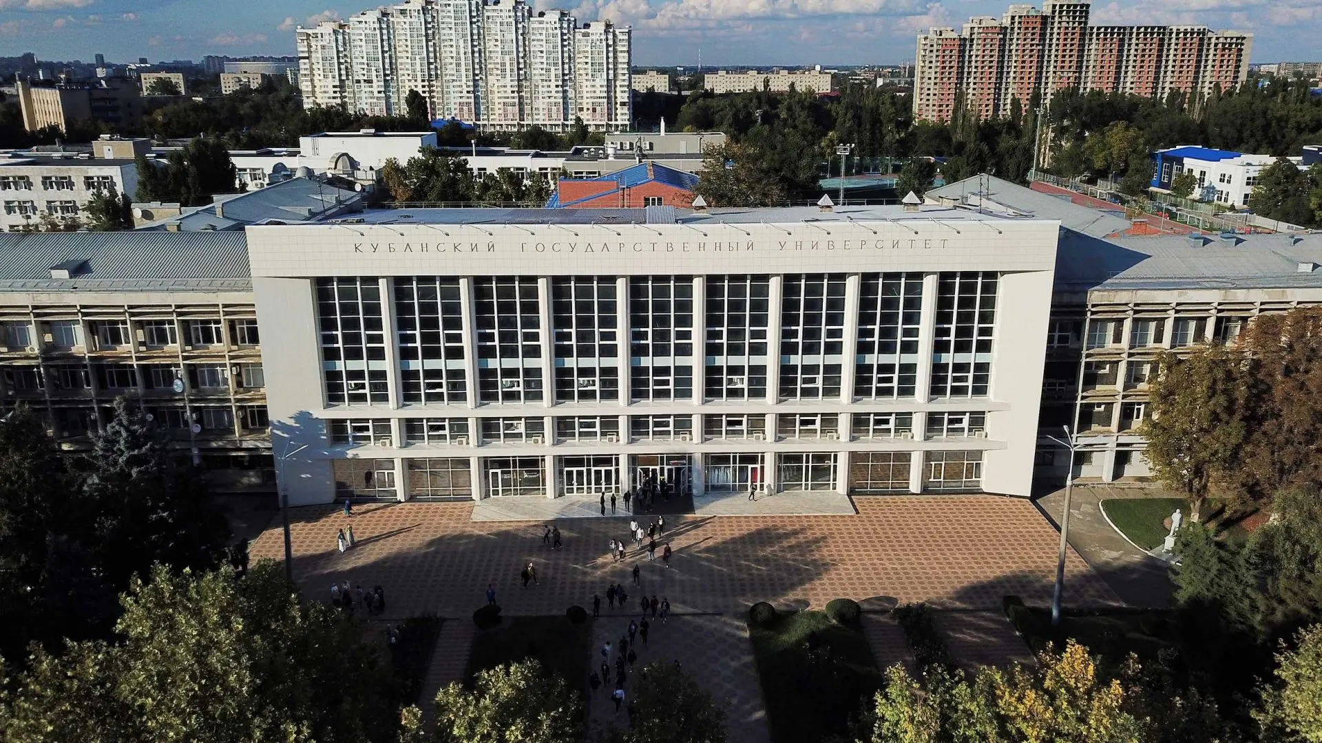 Студентов Кубанского государственного университета вызвали на патриотическое мероприятие, где им навязывают идею подписания контрактов с Минобороны; за неявку или уход до окончания встречи угрожают дисциплинарными взысканиями. Похожие практики фиксируют и в других регионах.