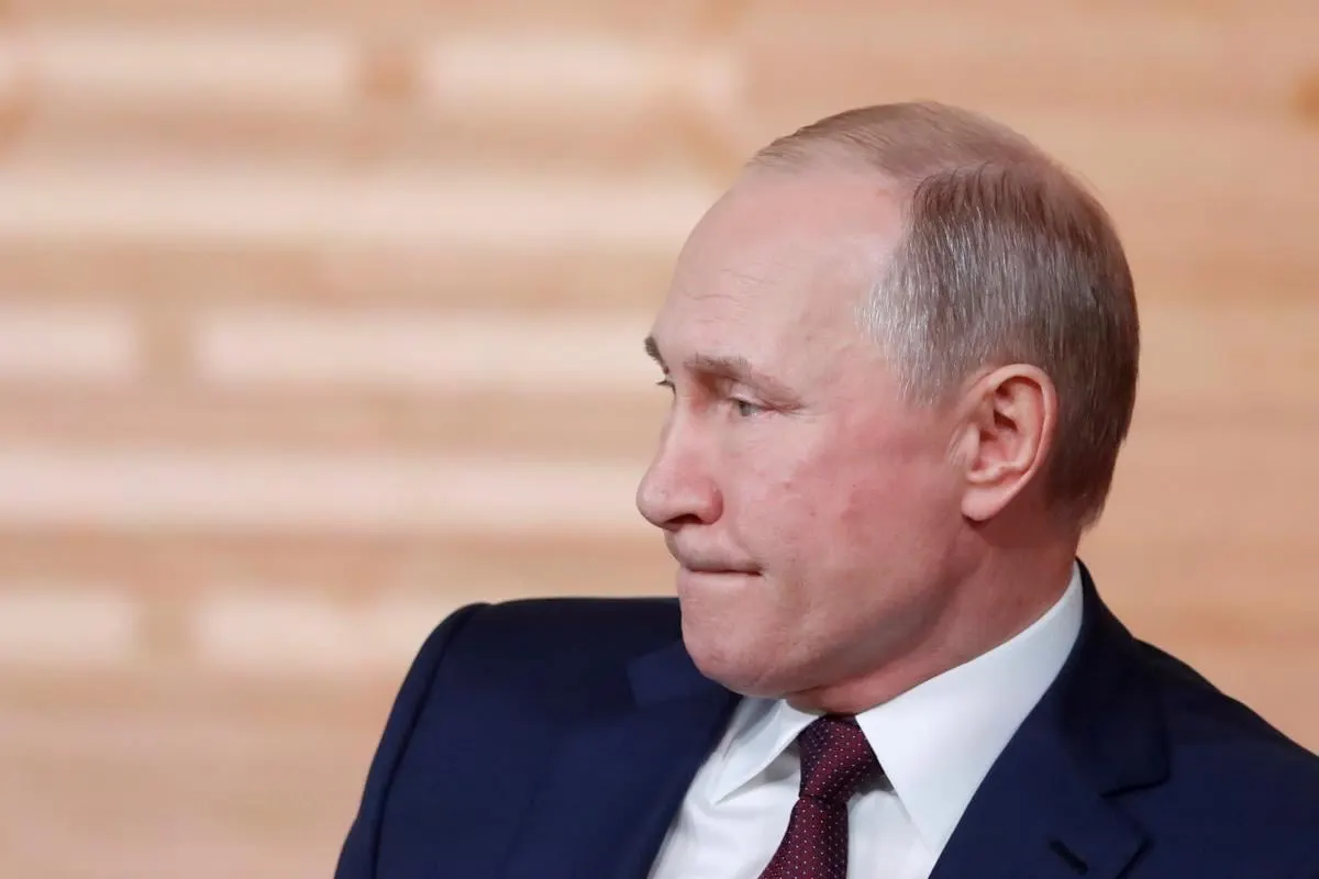Британский историк Роберт Сервис предупреждает, что затяжная война с Украиной подрывает экономику и политический образ Путина, усиливает репрессии и мобилизацию и может привести к неожиданным политическим переменам.