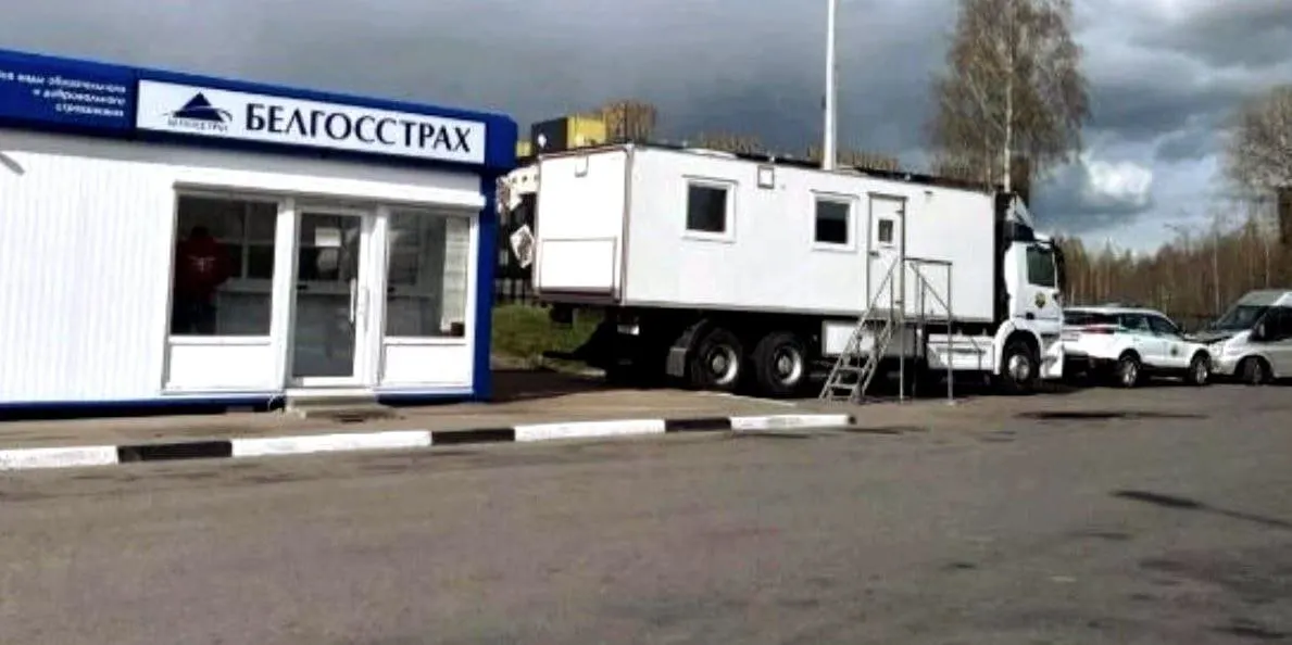 На КПП вводят «фильтрацию»: людей задерживают до восьми часов, фотографируют паспорта и вносят данные в таблицы. Проверки касаются только россиян, в том числе тех, у кого в документах указано украинское происхождение.