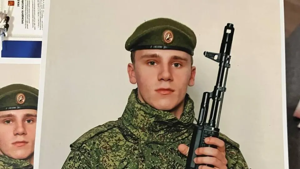 Мать тюменского солдата утверждает, что подпись в контракте не принадлежит её сыну. Кирилла перевезли из части в Забайкальском крае через несколько пунктов до Ростова-на-Дону; суд по делу отложен, мать добивается аннулирования контракта и обратилась в военную прокуратуру.