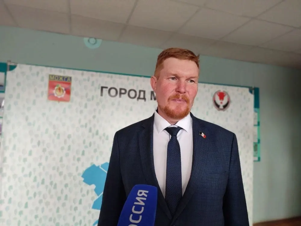 В ролике о городском пруду заметили председателя можгинской гордумы Андрея Чернова, который ранее уехал на «СВО». Официальных сообщений о его возвращении не было, однако с апреля он снова участвует в политической жизни Можги и Удмуртии.