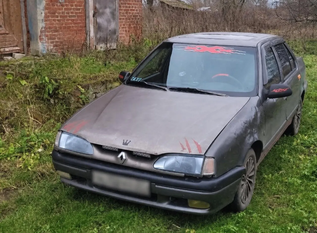 Приставы арестовали «Рено-19» и назначили оценщика: автомобиль намерены продать в счёт погашения задолженности, которая, по словам мужчины, ему не принадлежит. Ему также предлагали заключить контракт на СВО, чтобы расплачиваться с долгами.
