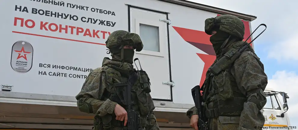 Депутаты запретили выдворять из России иностранцев и лиц без гражданства, служивших по контракту или участвовавших в боевых действиях в составе российских вооружённых сил; также введены новые основания для отказа или аннулирования вида на жительство, а судам разрешили арестовывать имущество уехавших граждан.