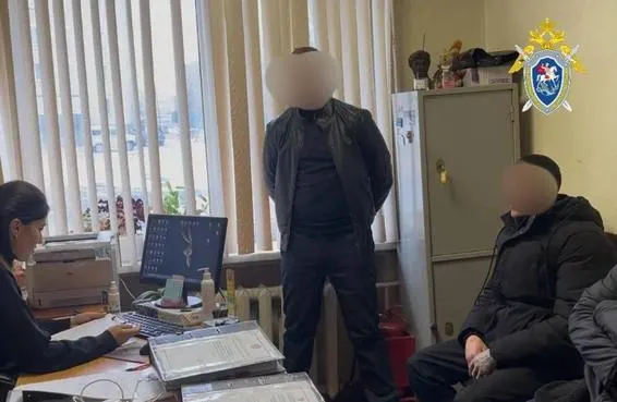 Суд подтвердил приговор троим мужчинам за убийство знакомого летом 2023 года в Могоче: потерпевший погиб от удушья после поджога и засыпания землёй. Двое обвиняемых уехали на войну, производство в их отношении приостановлено.