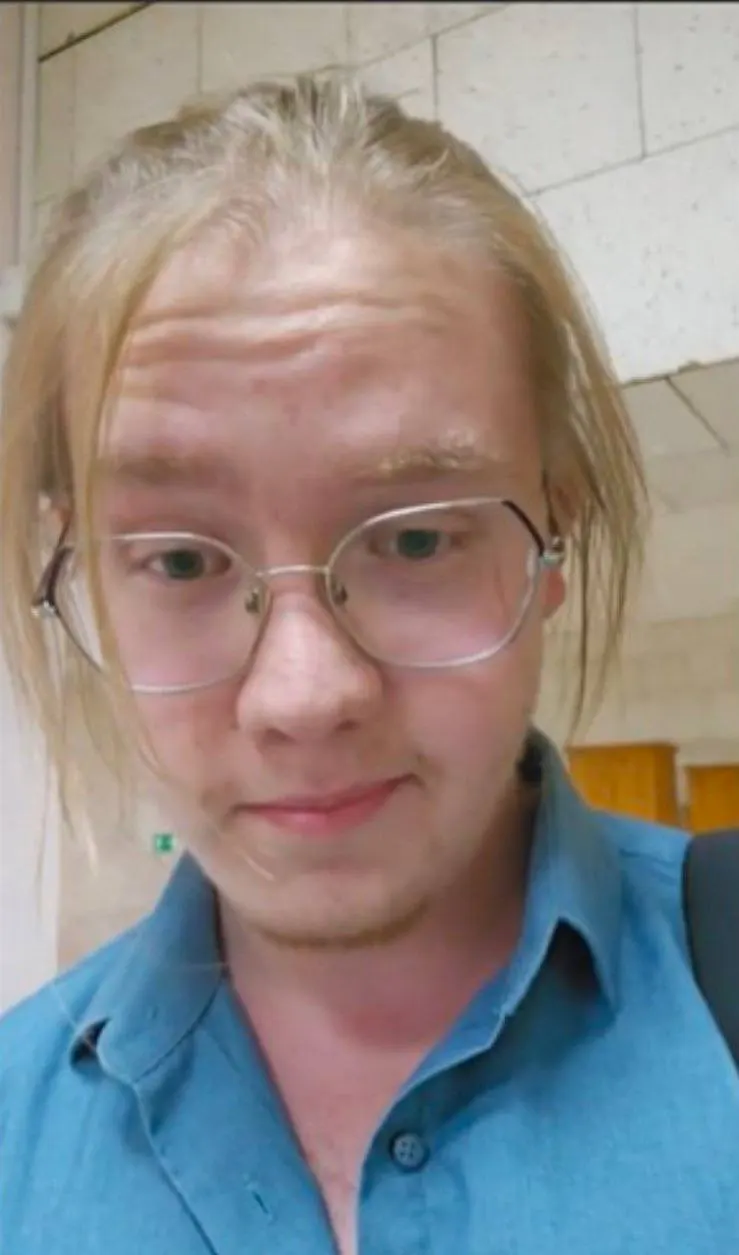 По версии правоохранительных органов, 23-летний член КПРФ размещал в соцсетях материалы с призывами к террористической деятельности; ему также вменяют уклонение от призыва. Ранее он был осуждён за публичные призывы к экстремизму.
