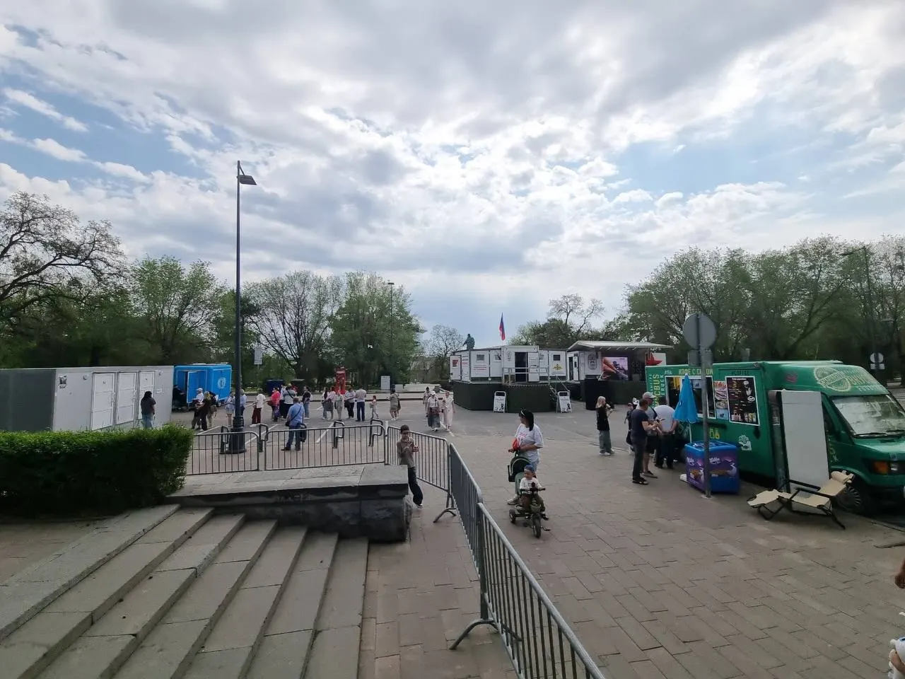 Временный пункт отбора на военную службу по контракту работает у памятника Хользунова — между передвижной кофейней и очередью к стационарному туалету.