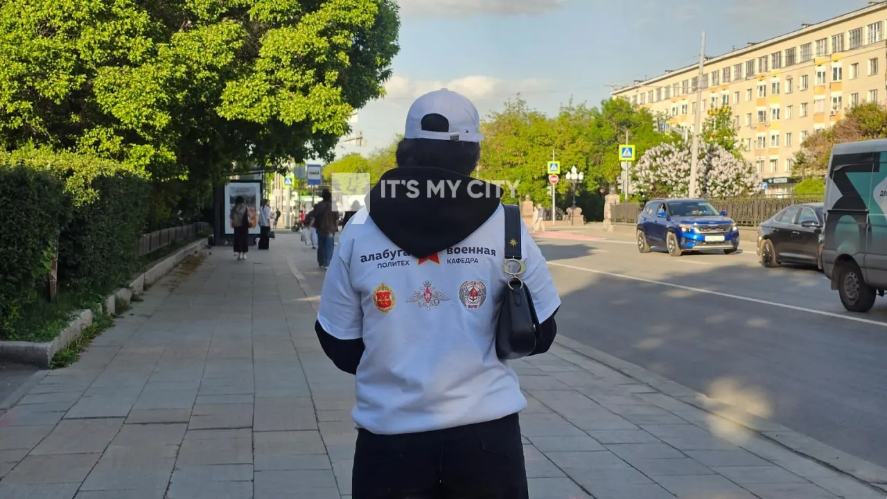 У входа в корпус УрФУ на улице Ленина распространяют листовки с приглашением поступить в военную кафедру «Алабуги политех» и освоить управление ударными беспилотниками «Герань» с помощью компьютерной игры — при этом обещают вариант прохождения срочной службы за один год.
