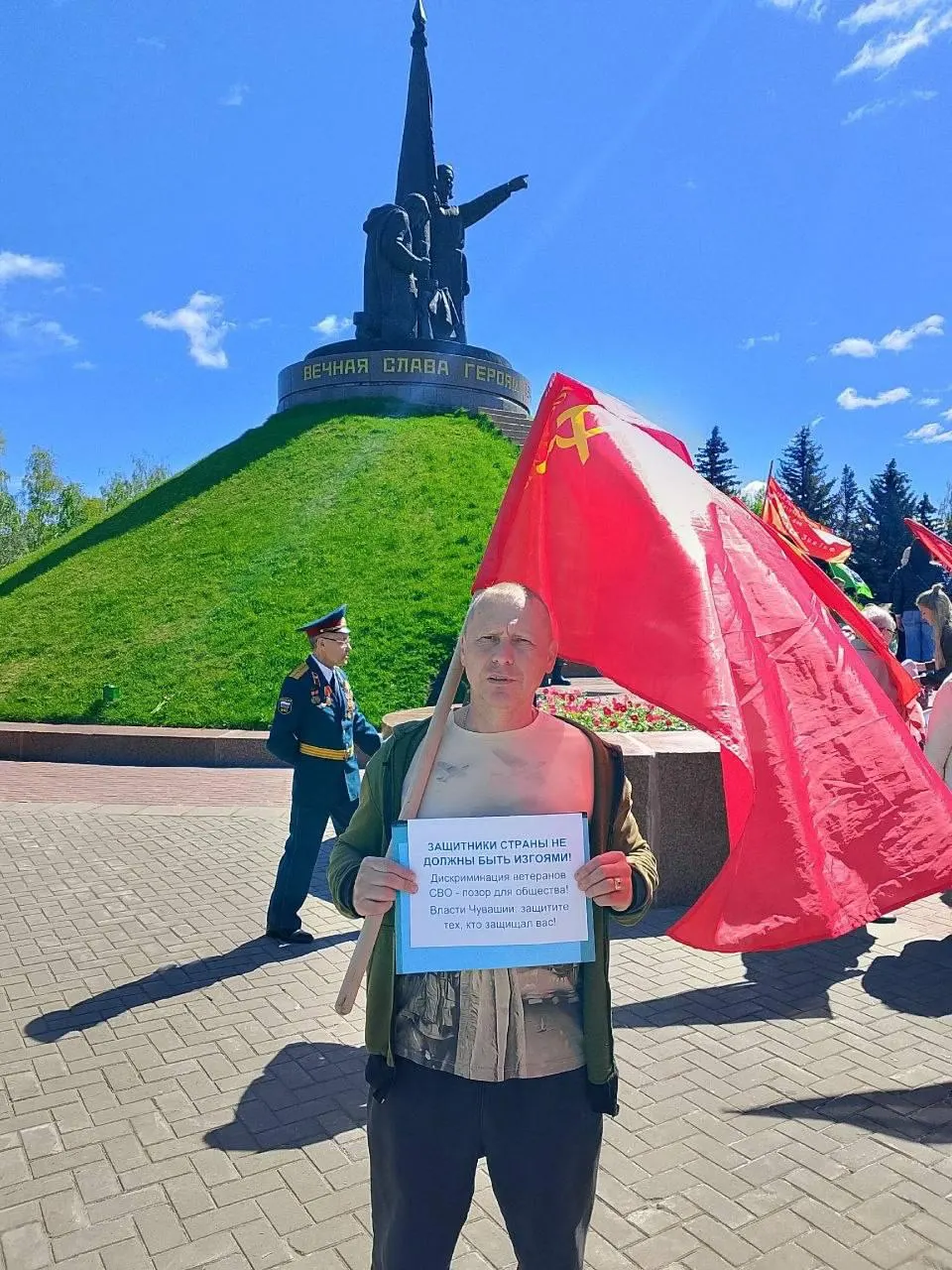 9 мая в Парке Победы участник СВО Дмитрий Бодягин провёл одиночный пикет с требованием прекратить дискриминацию ветеранов при приёме на работу.