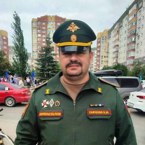 В 2025 году директор регионального центра допризывной подготовки и патриотического воспитания «Аванпост» получил доход в 520 тыс. рублей — в несколько раз больше, чем у его заместителей; он совмещает эту должность со статусом спецпредставителя по вопросам СВО и депутатским мандатом.