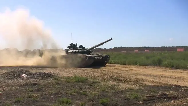 В Ростовской области продолжается набор на контрактную службу. Обучение опирается на современный боевой опыт: стрельбы на Т-72Б3 с корректировкой огня разведывательными дронами, тактическая подготовка и работа с техникой.