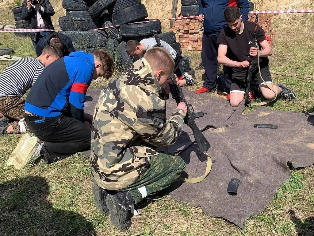 В Урае школьники и студенты колледжа приняли участие в забеге памяти погибшего выпускника кадетского корпуса. Организаторы называют цель акции укреплением патриотизма; критики считают такие мероприятия подготовкой к призыву и контрактной службе.