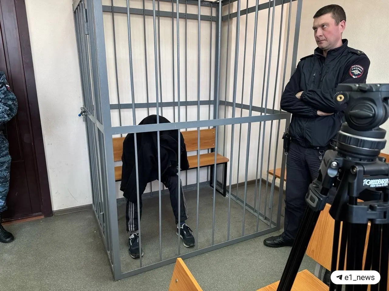 По данным двух источников, обвиняемый по делу об атаке с кислотой отправился на службу в рамках СВО; двум другим фигурантам продлили меру пресечения до 12 мая.