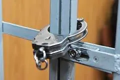 Двое жителей Краснодара признаны виновными в поджоге военкомата в Горячем Ключе: им дали 12 и 13 лет строгого режима, дело переквалифицировали на теракт.