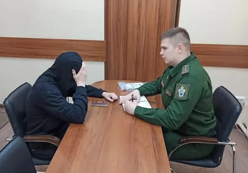 Следователи военного СК вместе с полицией и военкоматом проверили рынки Красноярска и вручили повестки четырём людям, не вставшим на воинский учёт.