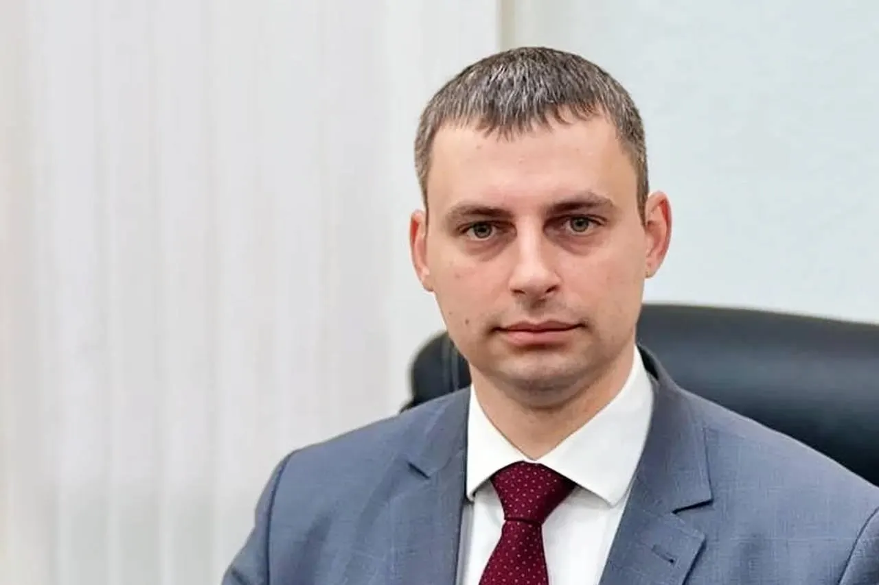 По данным местных источников, после приговора экс-чиновник подписал контракт с Минобороны и воевал в составе штурмового подразделения; формально он числится пропавшим без вести.