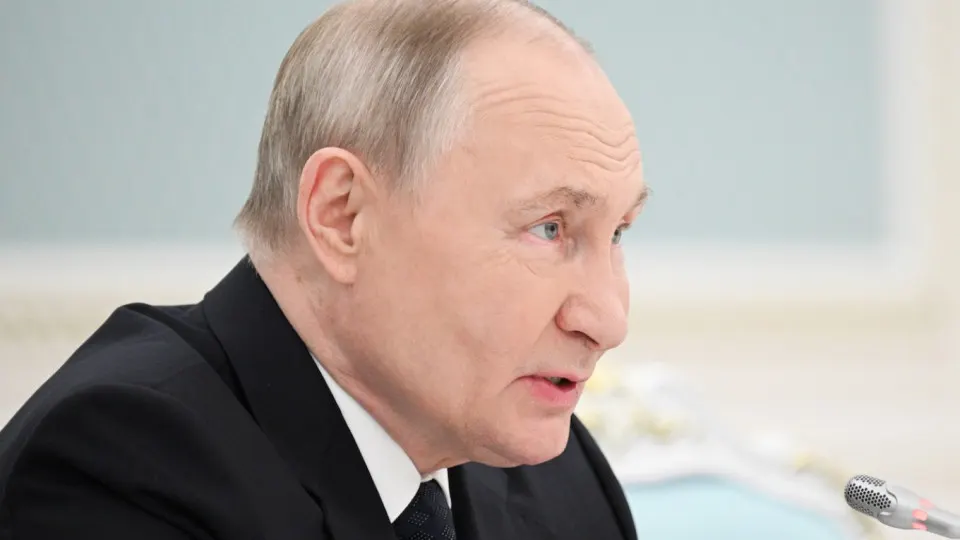 Планируется довести число иностранных студентов в российских вузах до 500 тыс. к 2030 году; сейчас их более 300 тыс., большинство платят за обучение. Одновременно фиксируются активные кампании по вербовке иностранцев для участия в боевых действиях и набор студентов в войска беспилотных систем.