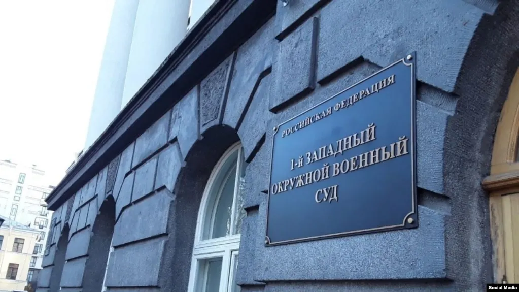 Первый западный окружной военный суд Петербурга приговорил мужчину, служившего на фронте в Украине, к 20 годам колонии за изнасилование и убийство женщины; дело рассматривалось в закрытом режиме.