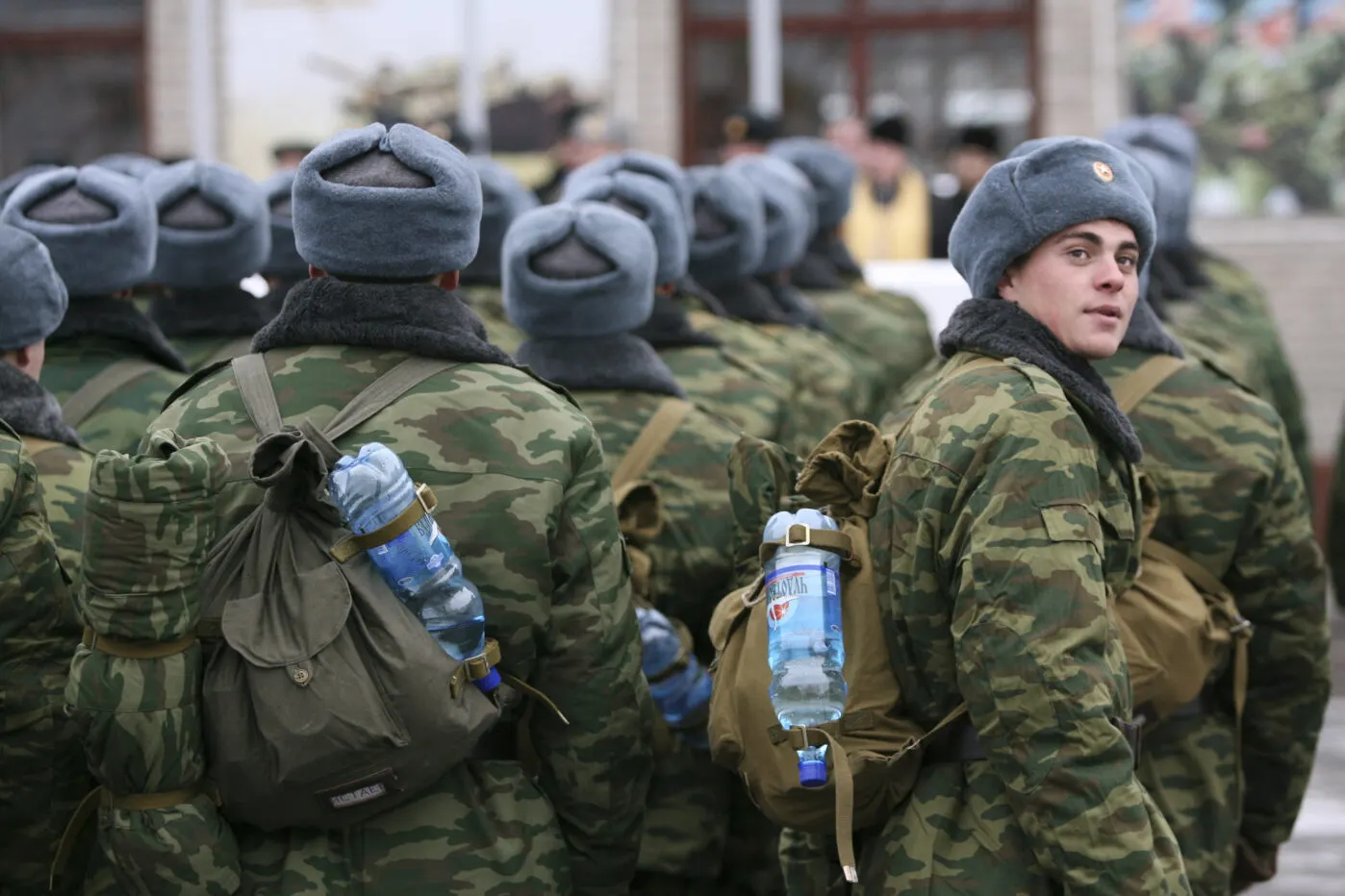 В поимённом списке указаны 1 059 студентов — более половины из них учатся на первых и вторых курсах. Ранее Минобрнауки поручило направить в армию 2% студентов (примерно 76 тыс.), а обещания «гарантированного увольнения» для контрактников могут не соответствовать действительности.
