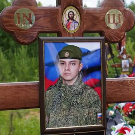 Семья погибшего срочника заявляет, что версия о «неправильном обращении с оружием» вызывает вопросы: на теле обнаружены серьёзные повреждения лица, личные вещи не вернули, родственники обращаются в следственные органы.