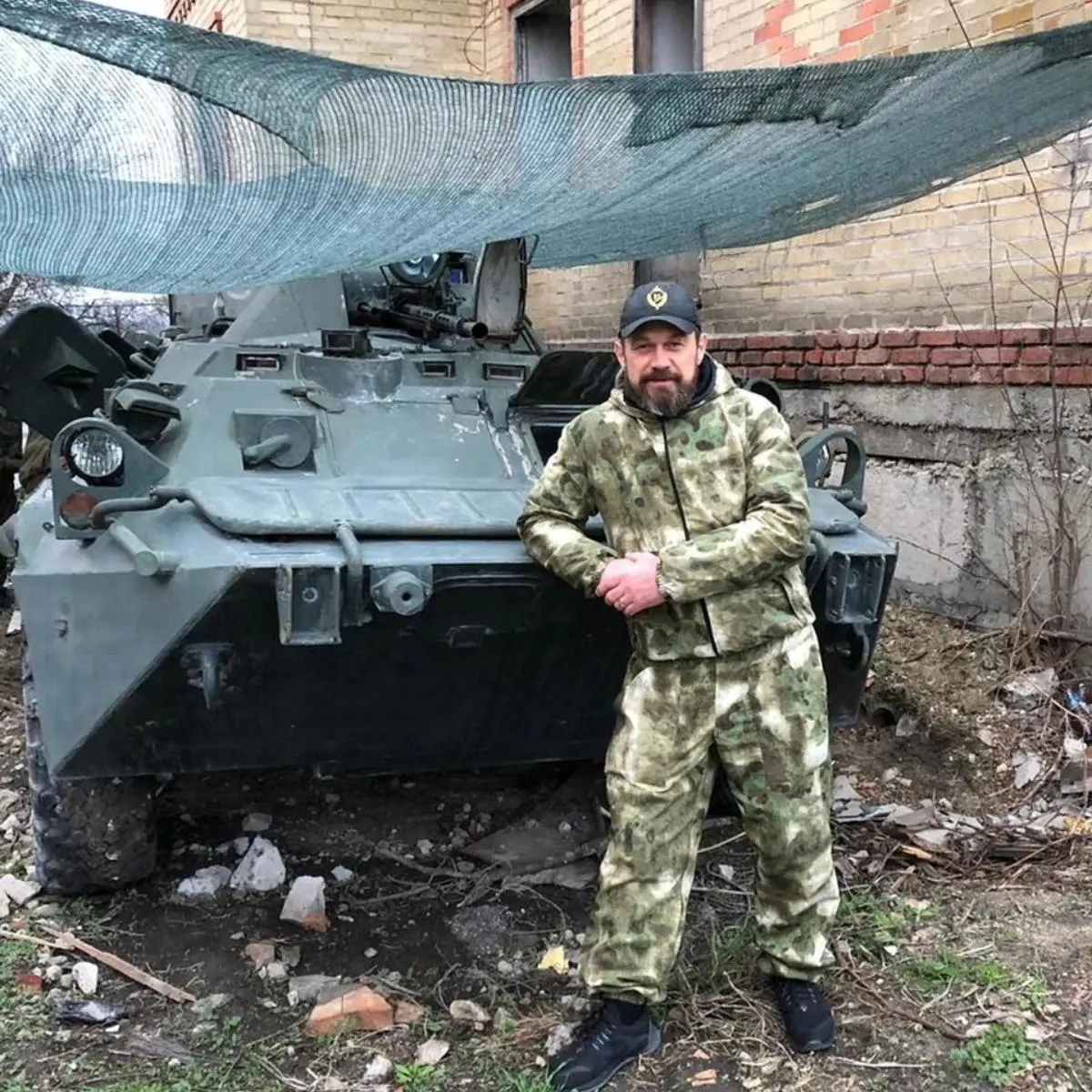 Основатель ЧВК «Ястреб» Алексей Марущенко (позывной «Доктор») и ещё девять фигурантов обвиняются в похищениях, пытках, вымогательствах и убийстве контрактника в Белгородской области. После досудебного соглашения он заявил о желании подписать контракт с Министерством обороны.