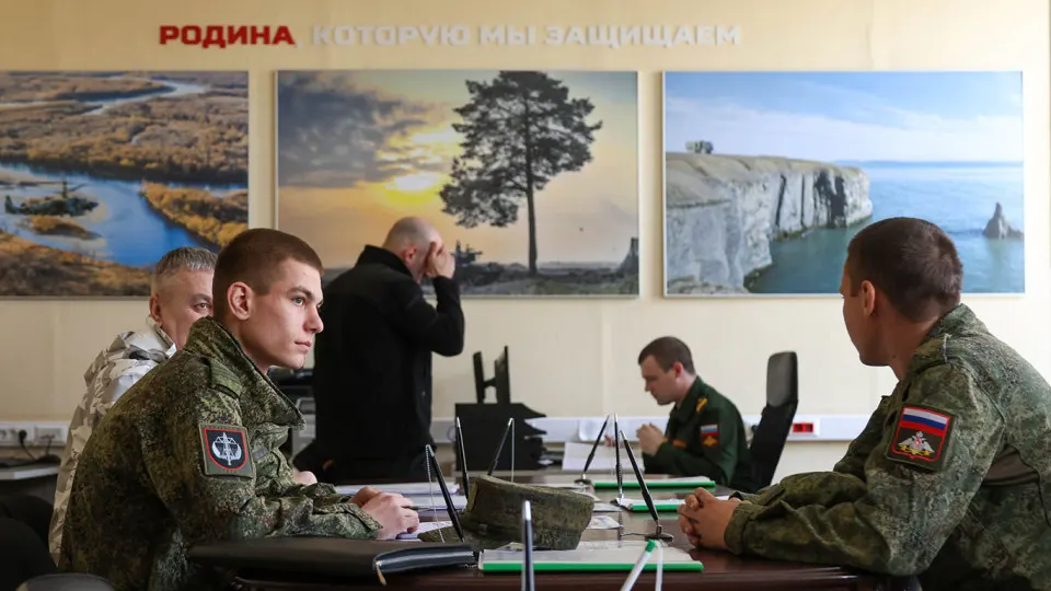 В приказе военного ведомства, вступившем в силу в начале июня, в список противопоказаний для контрактной службы включены 13 психических диагнозов. Тем временем вербовка остаётся интенсивной — по оценкам исследователей, набор колеблется около 800–1000 человек в сутки; по официальным данным, за прошлый год контракт подписали сотни тысяч граждан.