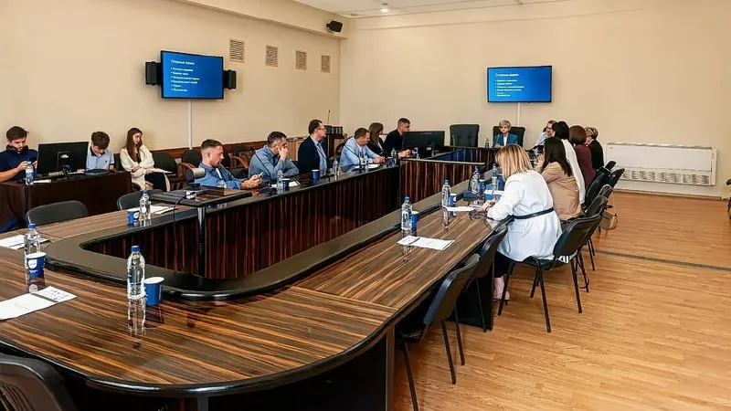 По словам руководителя местного фонда, найм участников СВО парами поможет их взаимной адаптации и снизит опасения работодателей из‑за возможного ПТСР.