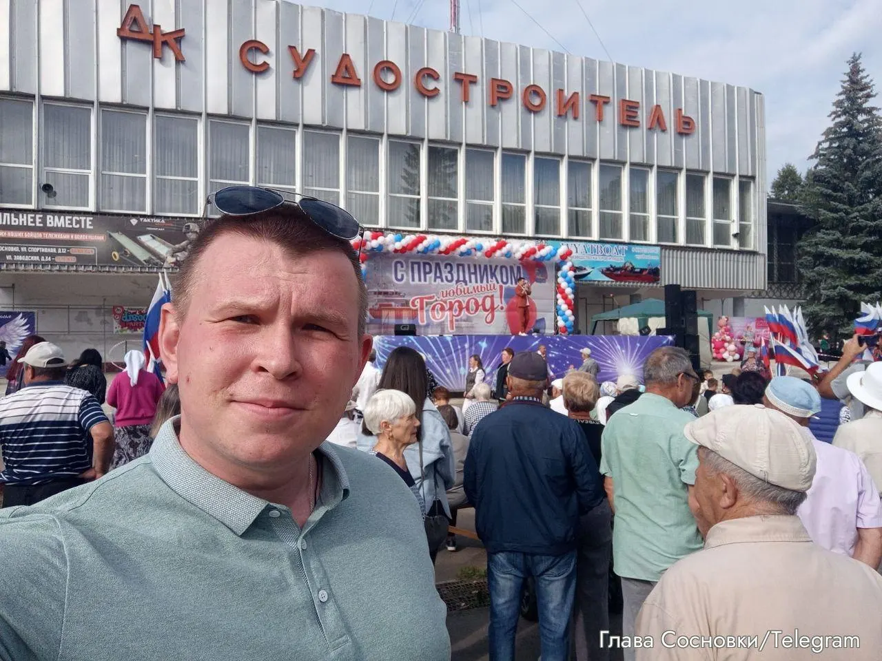 Центральный окружной военный суд подтвердил решение о возвращении мэра Сосновки Никиты Горелова на службу. Горелов оспаривает требование и подал встречный иск; его жители выходили в его поддержку и собирали подписи.