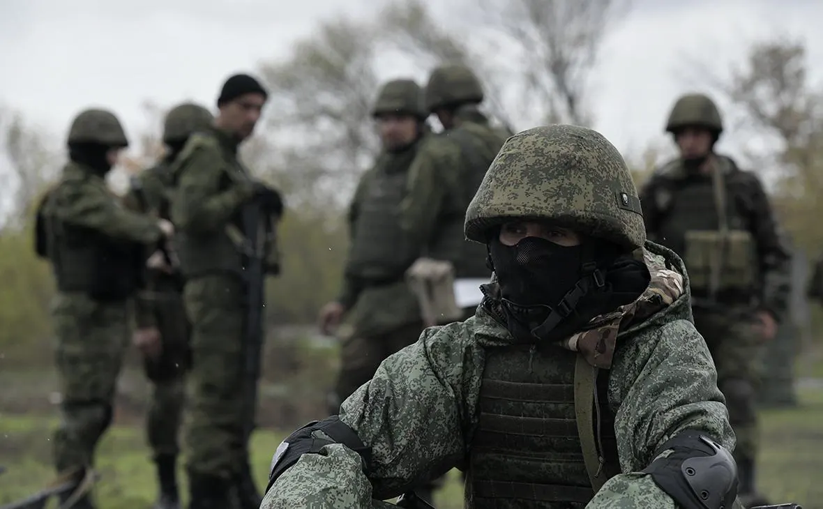 По словам собеседников, Украина активизировала применение дронов и перекрывает цепочки поставок; российские власти признают необходимость мобилизации, но окончательного решения пока нет.