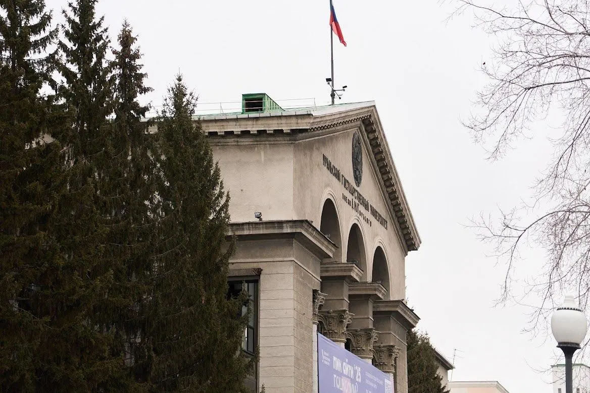 В российских университетах всё чаще запускают программы подготовки операторов беспилотников. Возникают случаи давления и попыток привлечь студентов к контрактной службе — важно знать свои права и способы защиты.