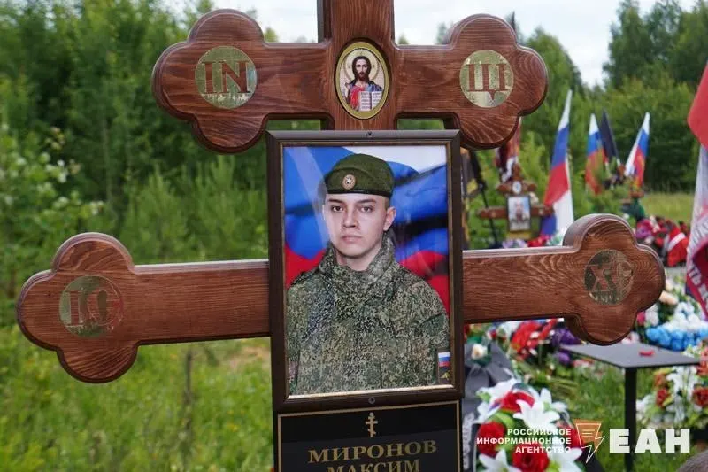 20-летний срочник, по словам родственников, погиб после отказа от военного контракта. В официальных документах указана версия «самопроизвольного выстрела», но у молодого человека были заметные повреждения, и семья требует проверки обстоятельств гибели.