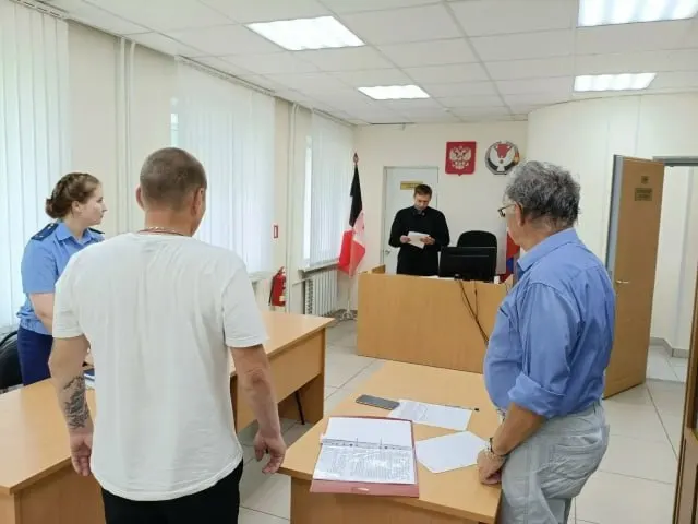 Мировой суд прекратил дело о лёгком вреде здоровью после того, как обвиняемый заключил контракт с Минобороны и получил орден Мужества — решение основано на статье 78.1 УК РФ.