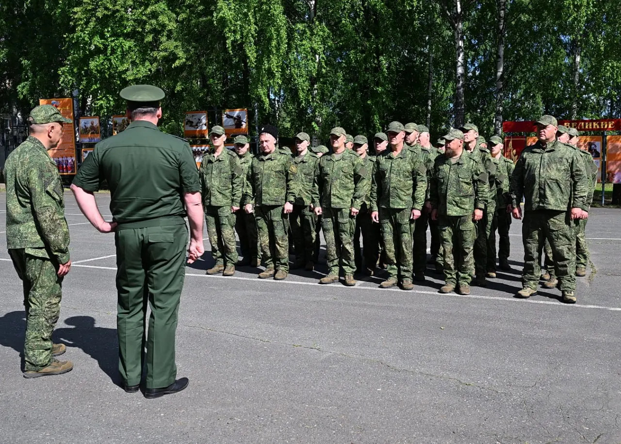 После двухнедельной подготовки резервисты заступили на двухмесячные дежурства по наблюдению за воздушным пространством и поражению БПЛА. В отряде есть участники СВО; им предложили вступить в подразделение БАРС.