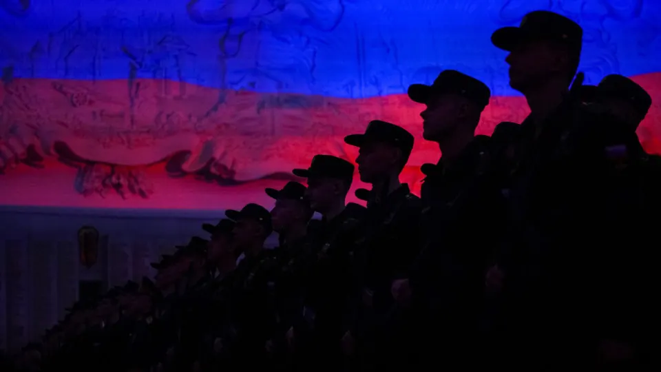 Западные разведслужбы и аналитики предупреждают: российская военно‑промышленная база работает на грани возможностей. Без крупных инвестиций и мобилизации наращивание производства вооружений потребует лет.