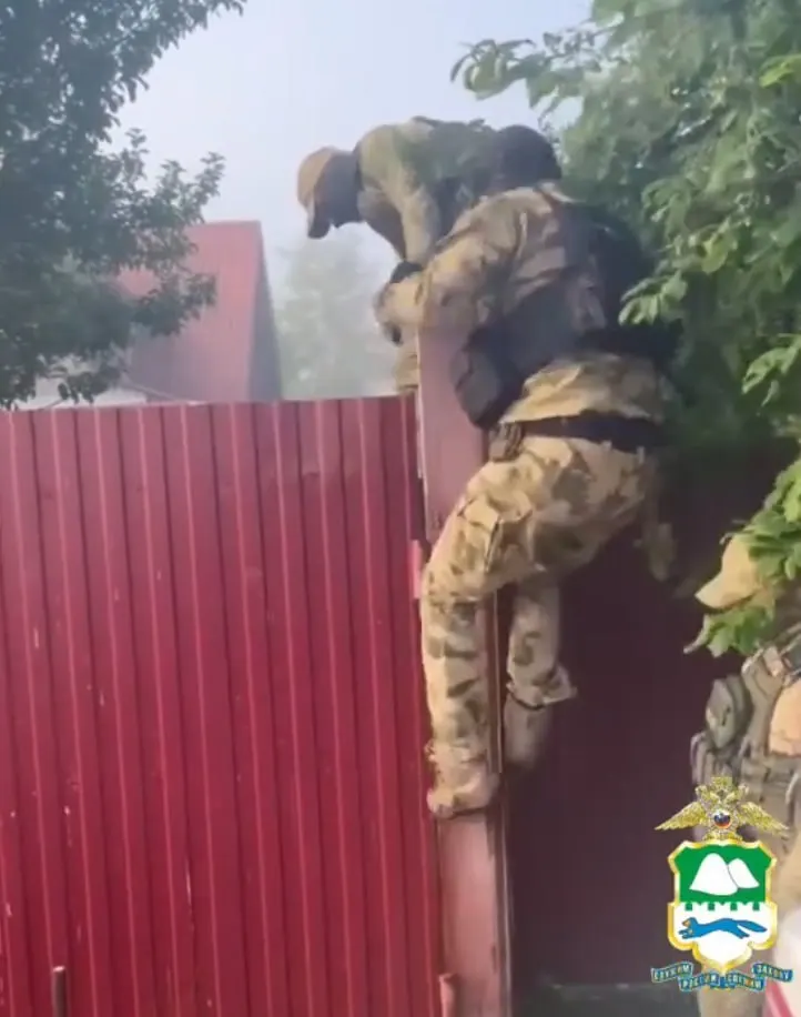 Трое человек обвиняются в том, что обманом заставили мужчину подписать контракт с Минобороны, завладели его счетами и похитили 2,6 млн рублей; у подозреваемых изъяли оружие и имущество.