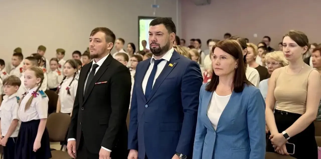 «Быть героем&nbsp;— просто»: кандидат от&nbsp;«Единой России» выступил на&nbsp;открытии «Парты Героя» в&nbsp;чебоксарской школе