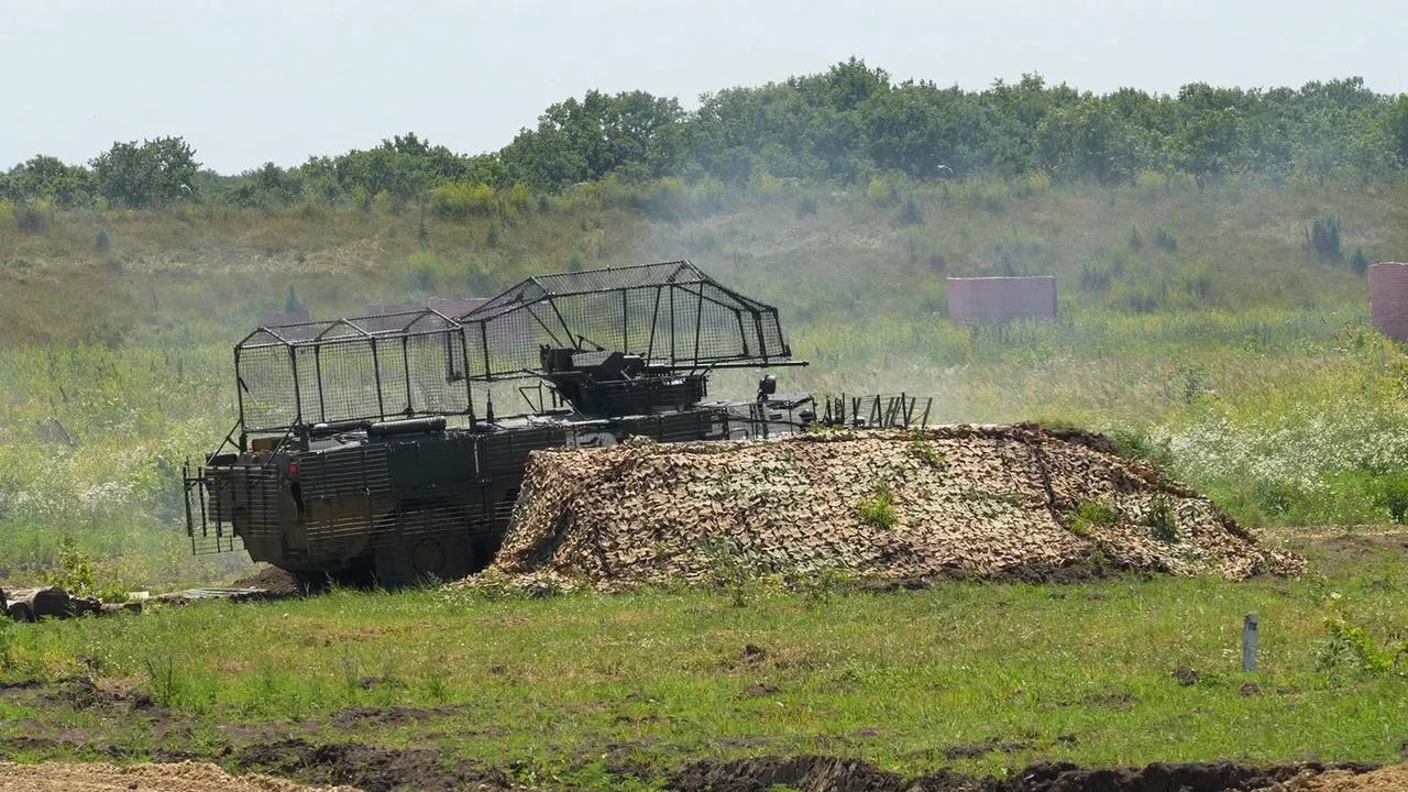 Экипажи, заключившие первые контракты, отработали стрельбу из 30‑мм пушки и пулемёта, а также упражнения по обслуживанию и зарядке техники в полевых условиях.