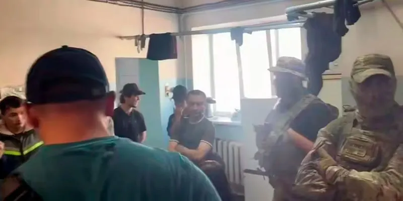 Военные следователи проверили около 20 человек на птицефабрике в городе Обь. Шесть мигрантов задержали и доставили в военкоматы для постановки на учёт. Также обнаружены антисанитарные бараки, где жили рабочие.