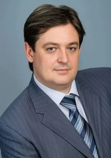 Бывший проректор, обвиняемый в получении взяток на сумму около 3,7 млн рублей, заключил контракт с Минобороны. Центральный районный суд Воронежа приостановил уголовное производство.
