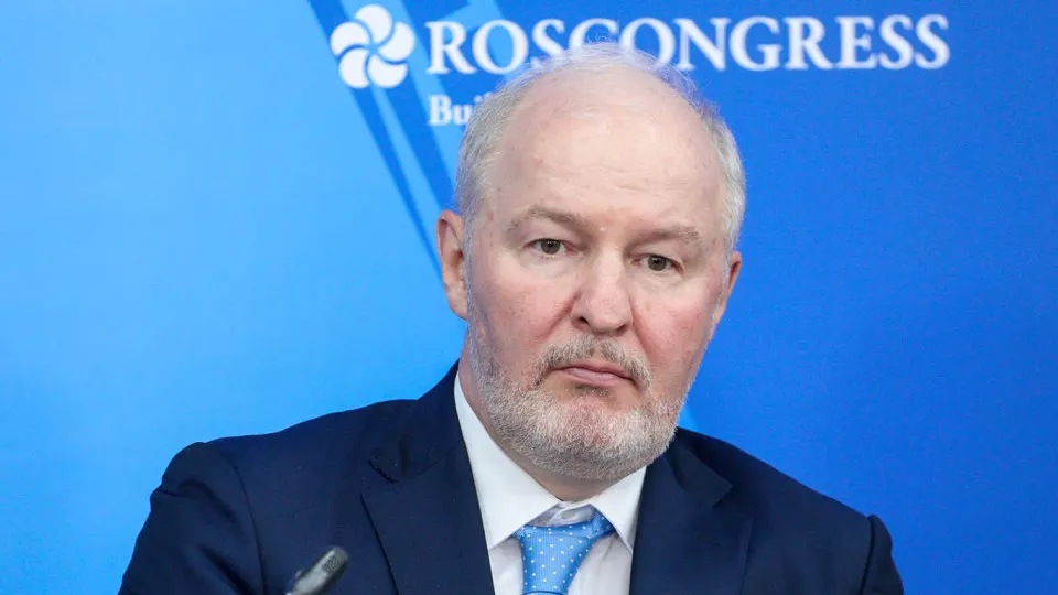 По мнению Романа Троценко, демографический кризис и потери рабочей силы создают дефицит кадров в миллионы человек, что мешает росту производительности и переходу от сырьевой модели экономики.