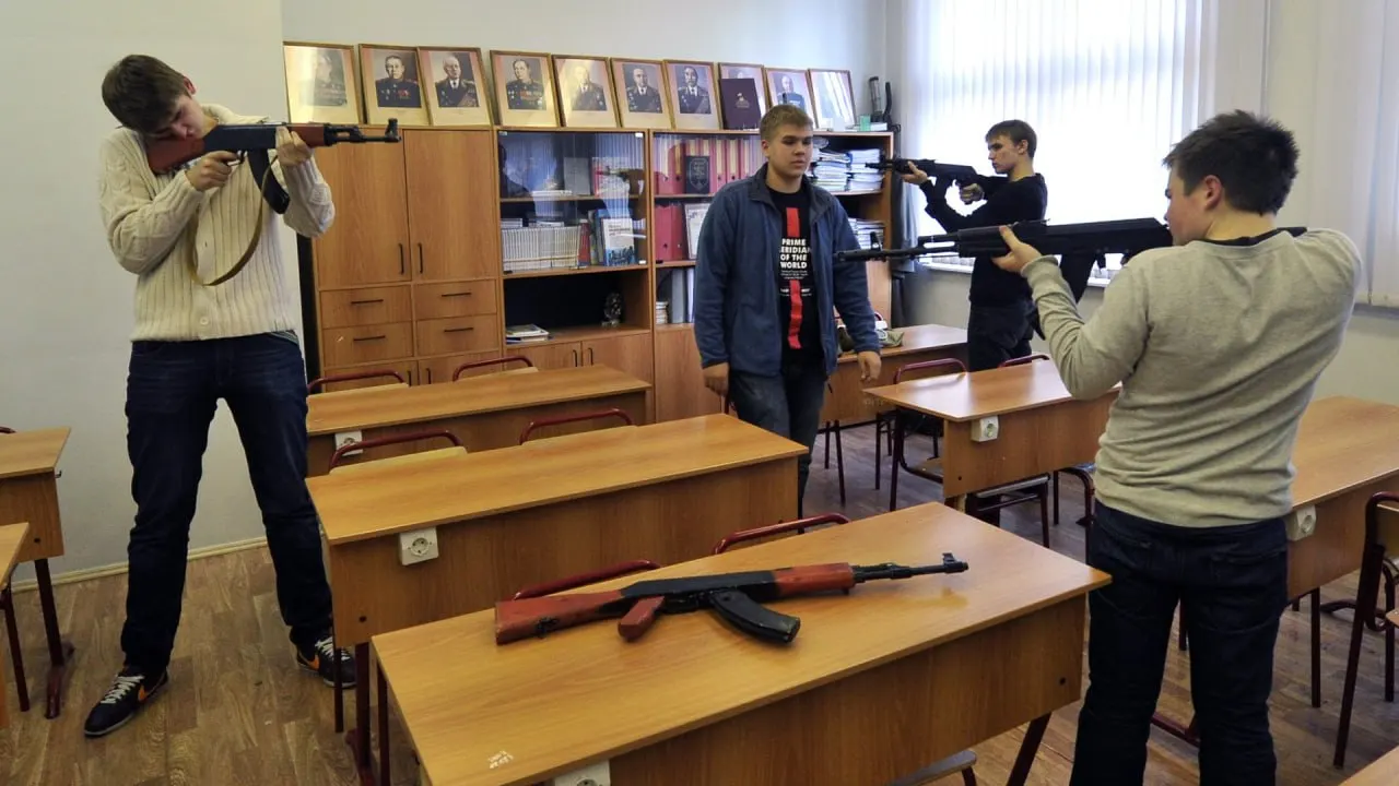 С 1 сентября в рамках предмета «Основы безопасности и защиты Родины» для учащихся 6–11 классов доля начальной военной подготовки увеличится с 20% до 50%. В программу добавят изучение беспилотных летательных аппаратов и проведение учебных сборов.