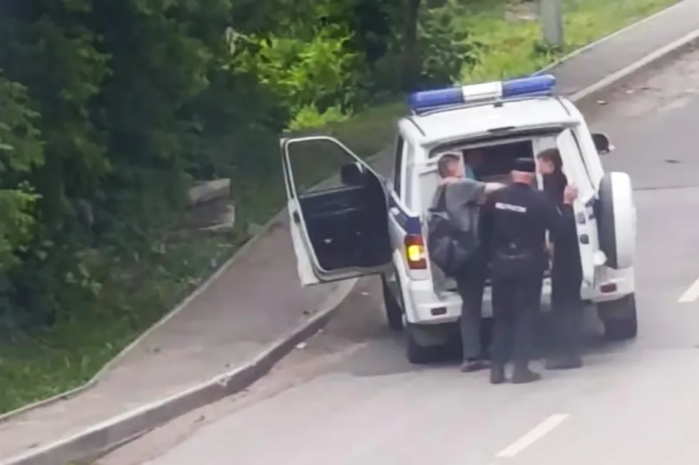 18 июня в Пензе и других населённых пунктах области силовики останавливали прохожих, доставляли в военкоматы и пытались заставить подписывать контракты. Правозащитники помогают отбивать задержанных; рассказываем, как действует новая тактика.