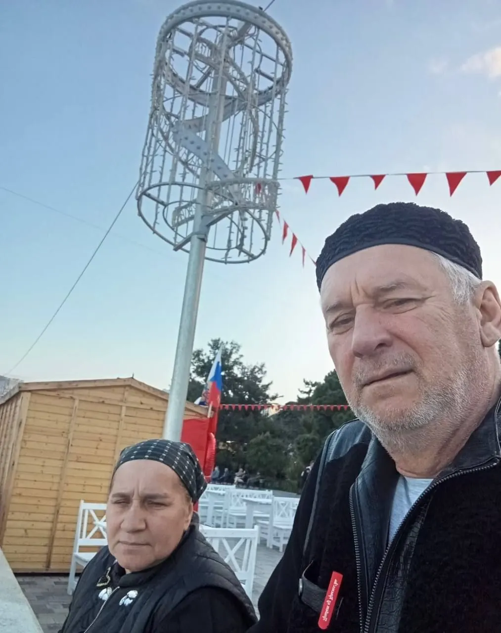 Родителям военнослужащего, погибшего в ходе боевых действий, организовали санаторно-курортную поездку в аннексированный Крым. Семья добивалась выплат и реабилитации; у погибшего остались жена и пятеро детей.
