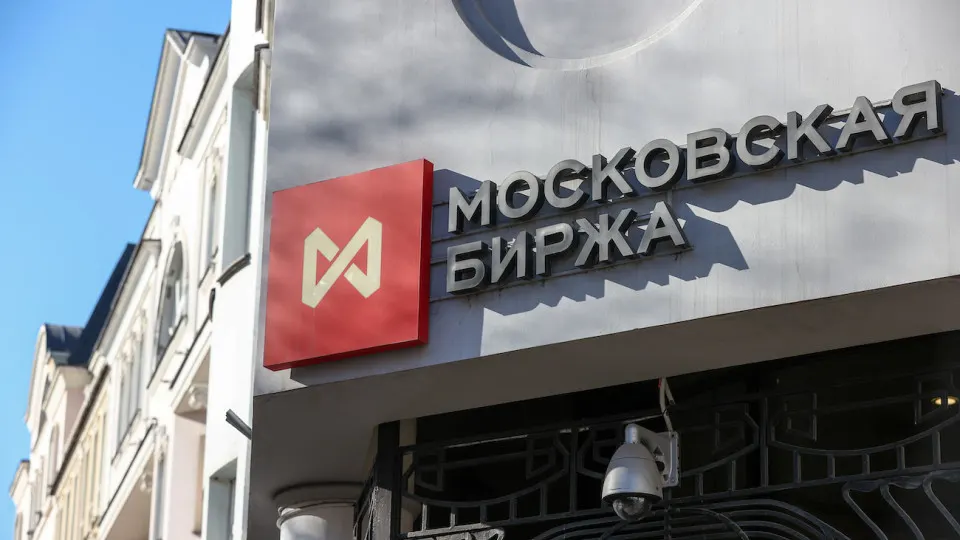 Индекс Мосбиржи опустился до 2230,47 пункта — минимума с февраля 2023 года. За неделю рынок потерял 7,3%, с начала июня — почти 13%. Давление оказывают обострение конфликта, слухи о новой мобилизации и падение цен на нефть.