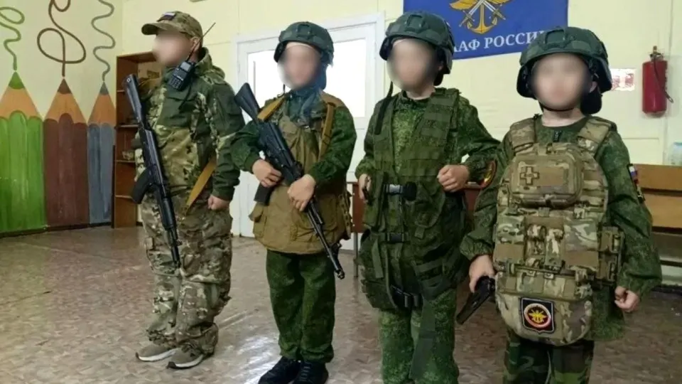 В крае стартовали два лагеря провоенной направленности — «Штурмовик» и «Пехотинец». Программы для юношей 14–17 лет включают курсы по работе с БПЛА, строевую подготовку, тактическую медицину и встречи с ветеранами; участие бесплатное, финансирование — из краевого бюджета.