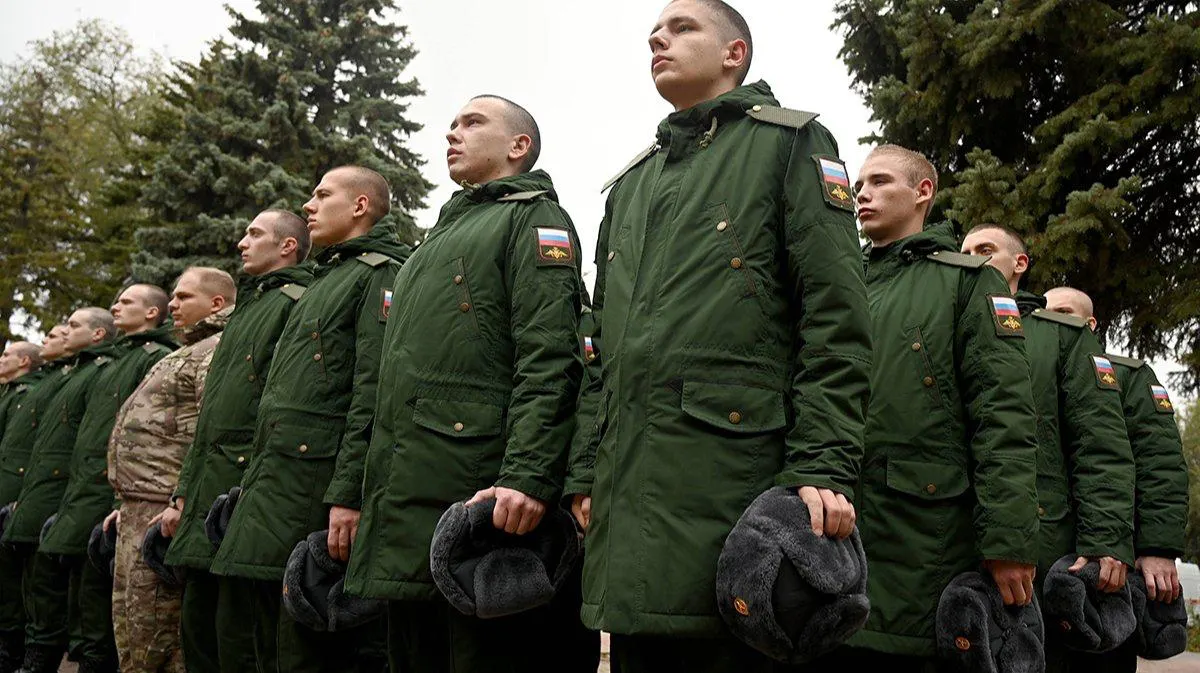 Нижнетавдинский районный суд назначил 19‑летнему мужчине штраф в размере 20 000 рублей за скрытие от военкомата с 2024 года. В материалах также отмечено, что его девушка беременна.
