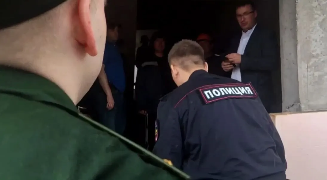 Сотрудники военного следственного отдела совместно с МВД проверили строительные площадки Петрозаводска в поисках нелегально работающих людей. Выявлено более 15 нарушений — граждан направили для уточнения статуса в полицию и для постановки на воинский учёт в военкоматы.