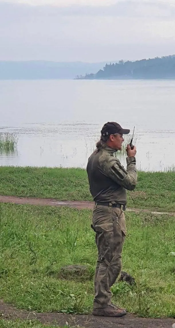 На базе православного лагеря прошла 16‑дневная семейная смена для более 300 участников: помимо молитв и строевой подготовки детям давали огневую и физическую подготовку; организатором выступил протоиерей, который ранее был добровольцем на Украине.