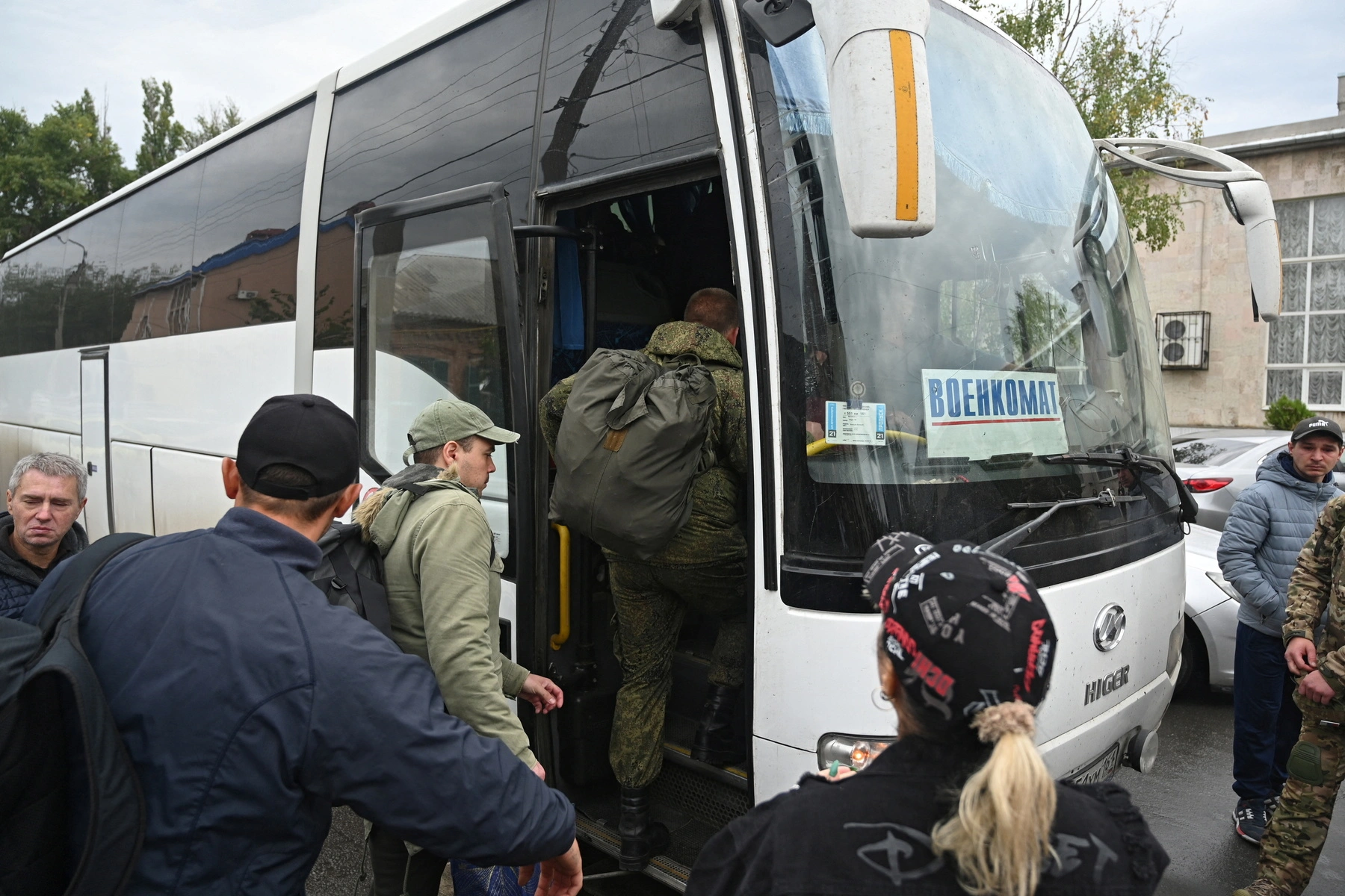 Правозащитные проекты фиксируют всплеск запросов о броне, отсрочках, категории годности и выезде из страны; поисковые запросы по теме достигли рекорда с 2022 года.